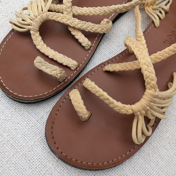 Plaka Palm Leaf Flat Sandals - Picture 5 of 10